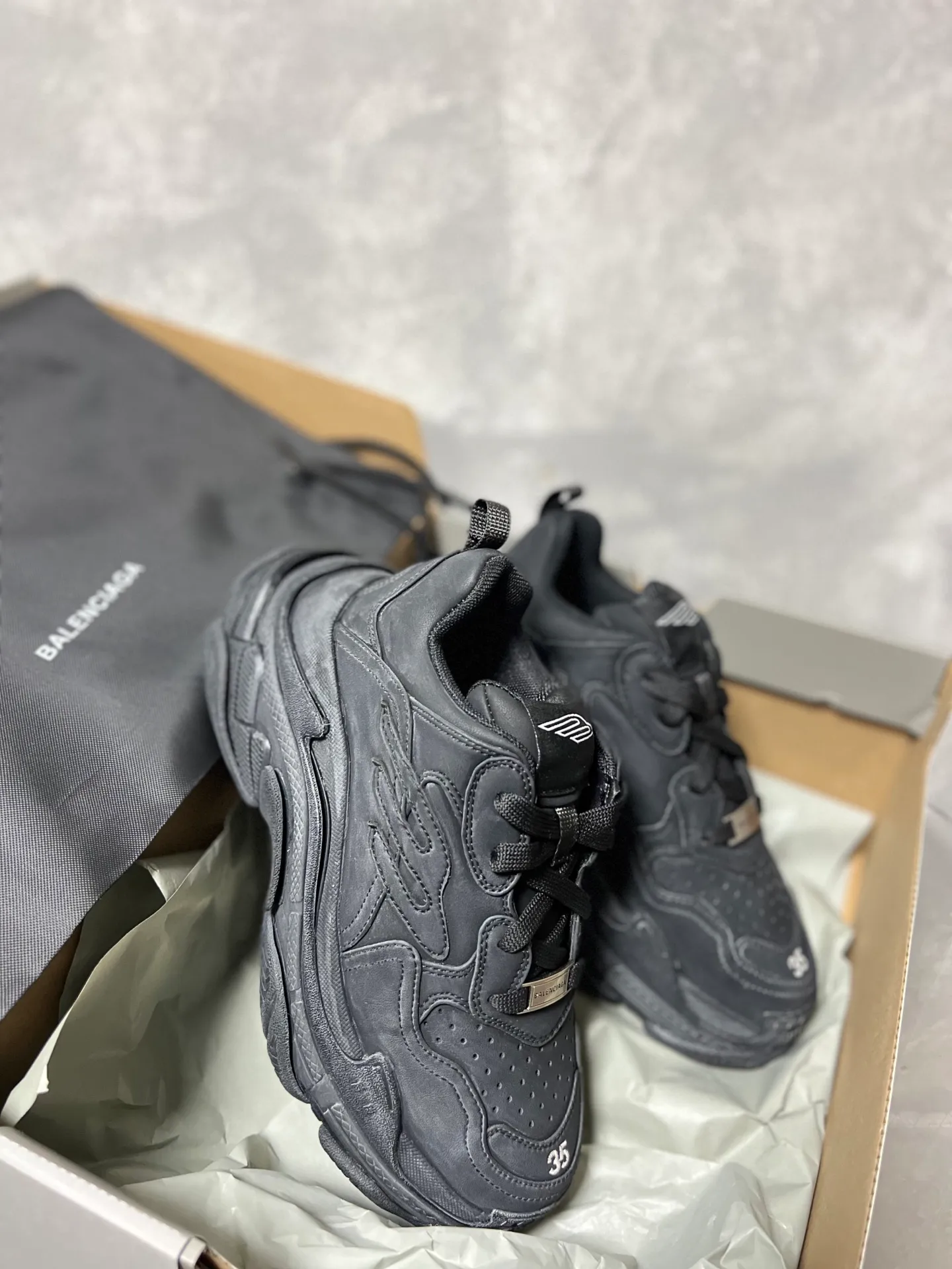 👟👟Ex-factory price 720👟👟 Balenciaga, couples model Triple S series round toe distressed. The design of this shoe comes from the classic Cargo 3B Sports lcon element, 3 but not as exaggerated as Cargo. It is really fashionable and practical! It has both a sporty feel and a street style, making it perfect for friends who like hiking! Code number: 35-45